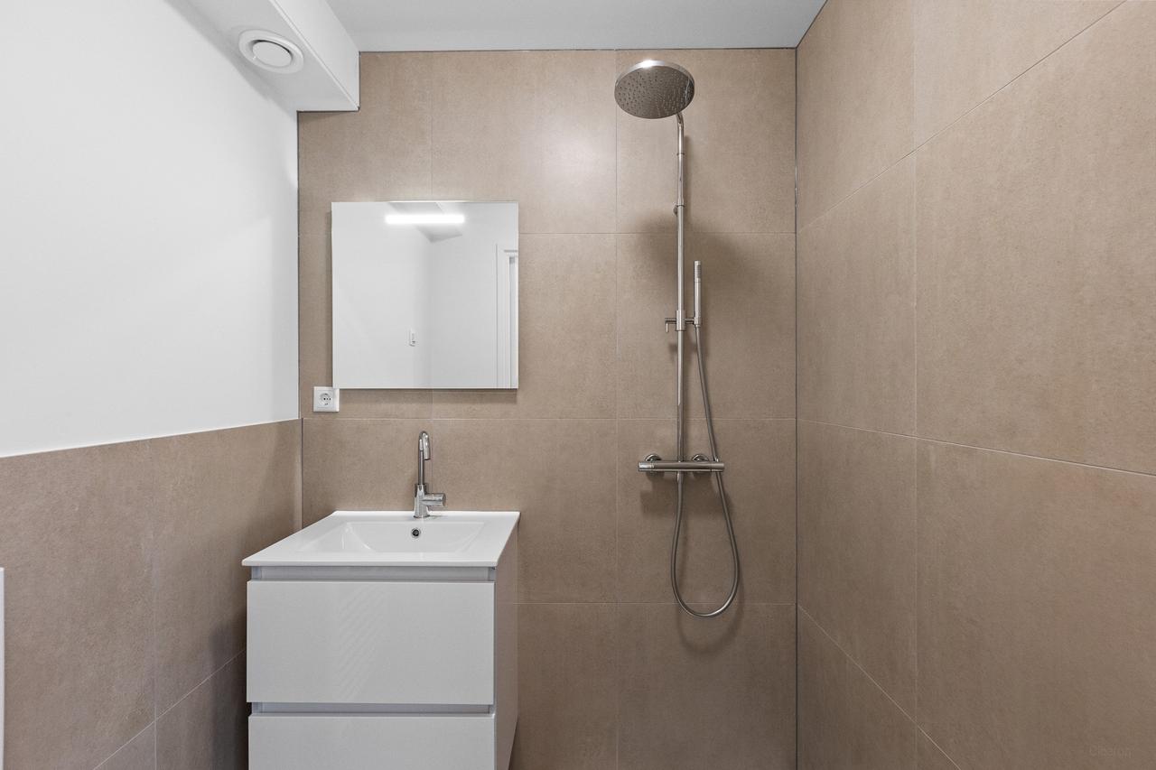 Furnished 1-bedroom apartment in city center - Image 9