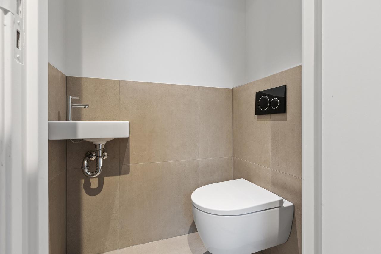 Furnished 1-bedroom apartment in city center - Image 8