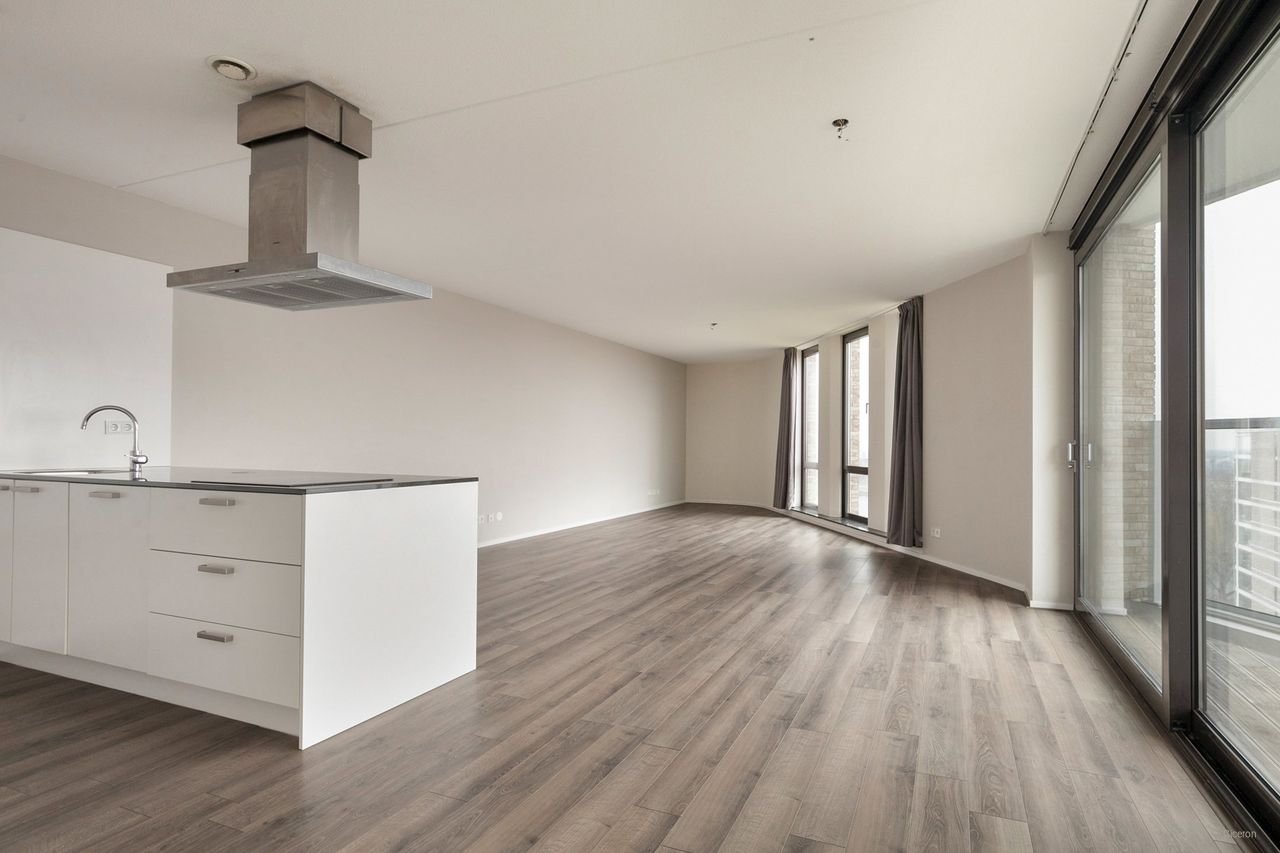 Spacious apartment (105 m²) with kitchen island - Image 8