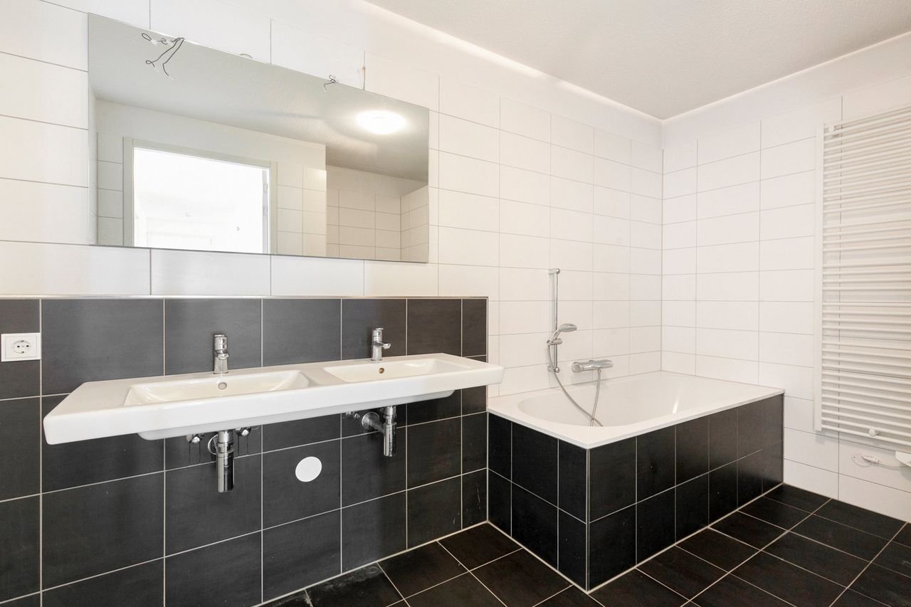 Spacious apartment (105 m²) with kitchen island - Image 16