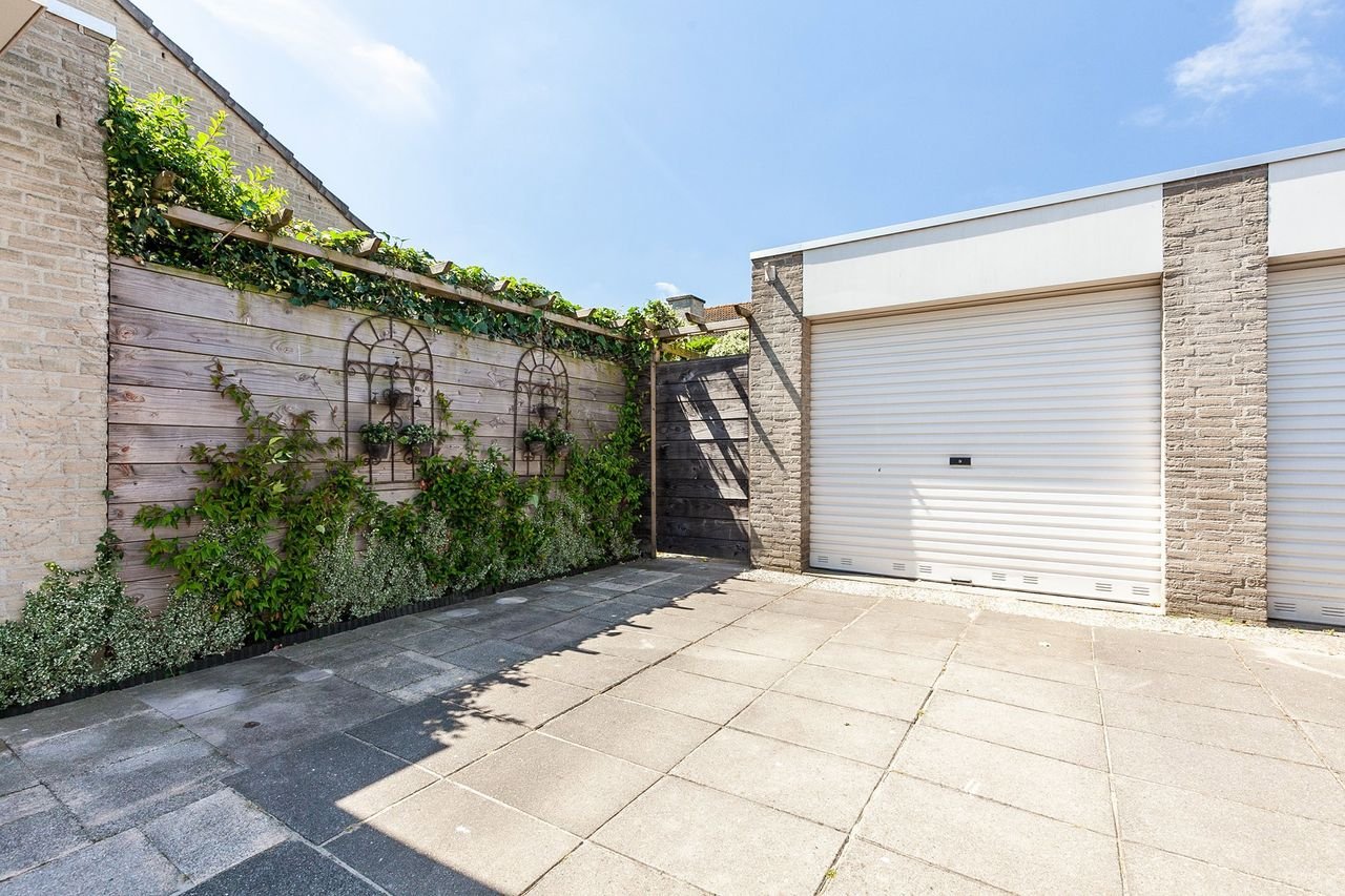 Bright family home (130 m²) with private garage - Image 34