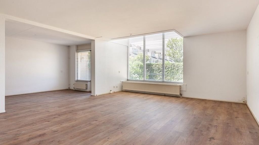 Bright family home (130 m²) with private garage - Image 3