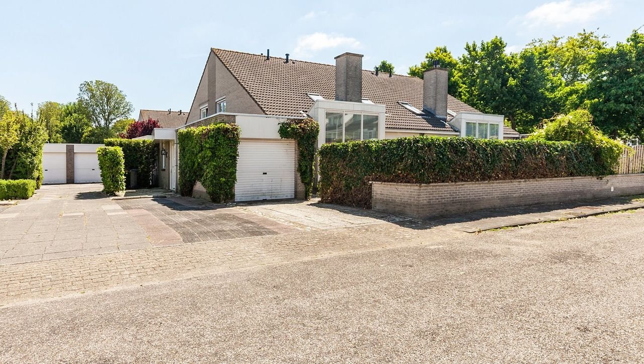 Bright family home (130 m²) with private garage - Image 1