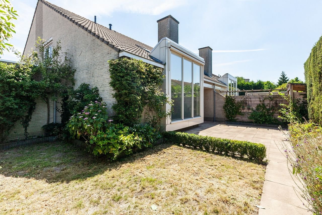 Bright family home (130 m²) with private garage - Image 32