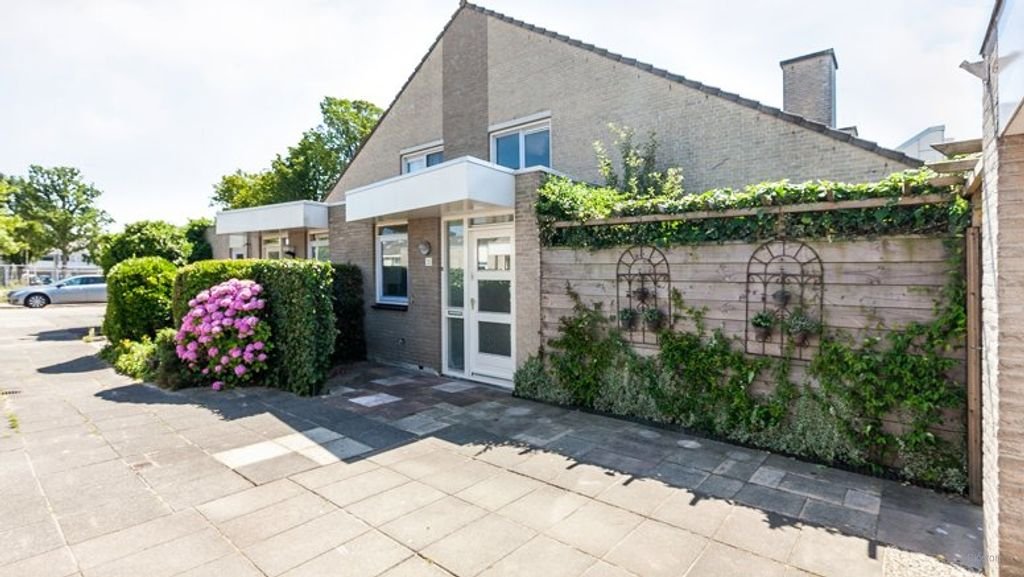 Bright family home (130 m²) with private garage - Image 2