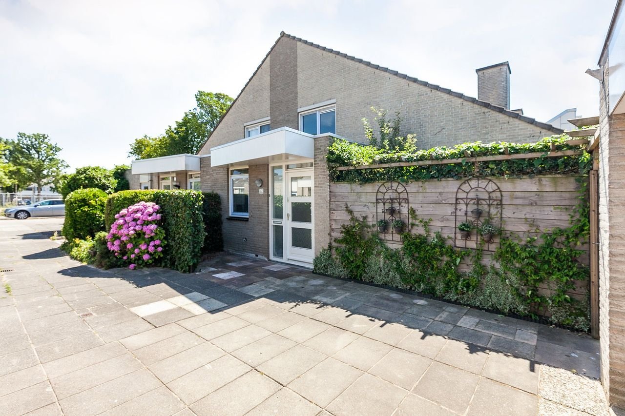 Bright family home (130 m²) with private garage - Image 6