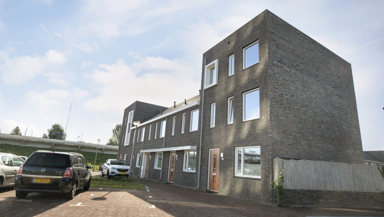 Gas-free corner house with 5 bedrooms - Image 1