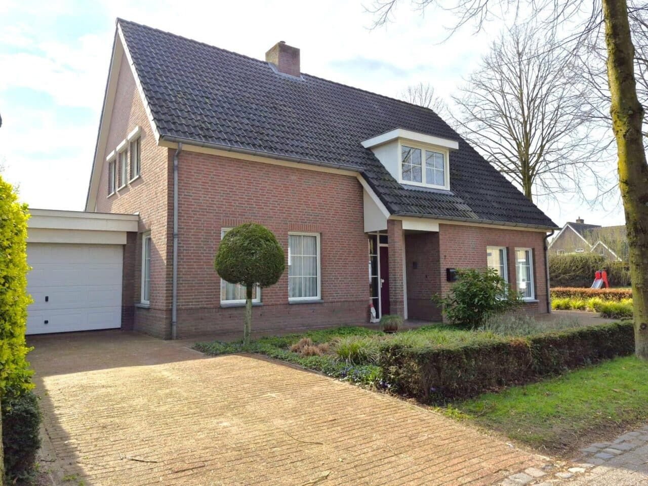 Detached House with 251m² in Wintelre - Image 1