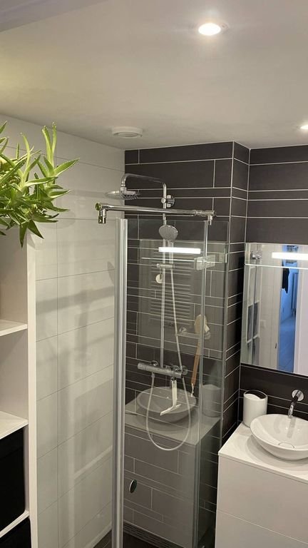 Bright apartment with expansive views - Image 10