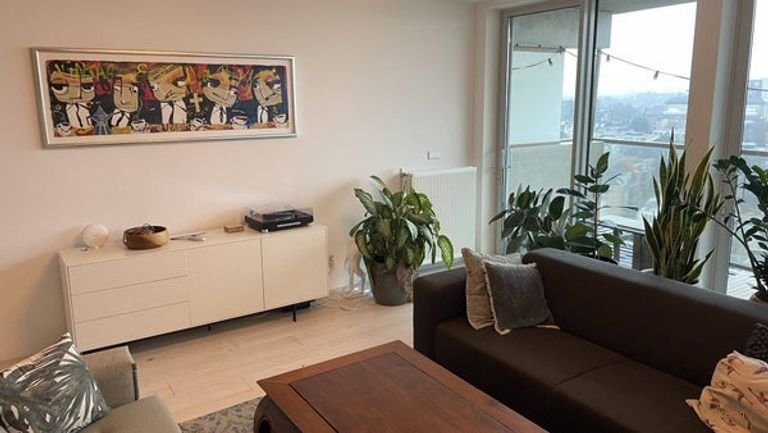 Bright apartment with expansive views - Image 3