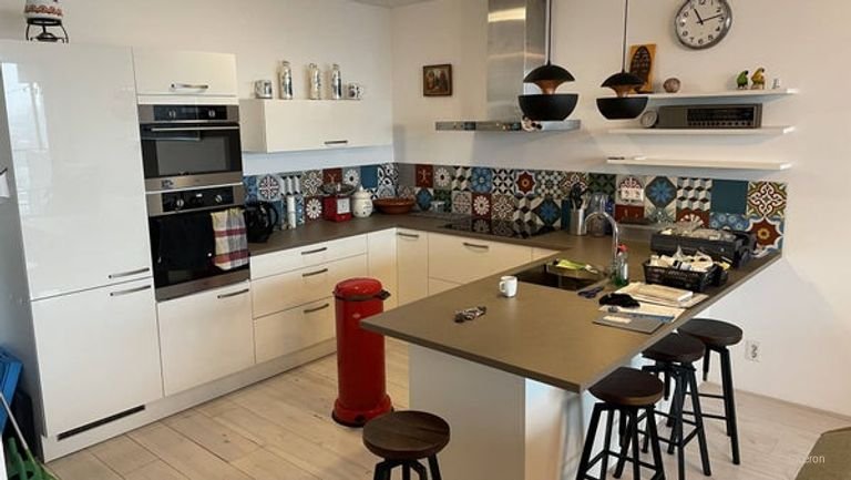 Bright apartment with expansive views - Image 16