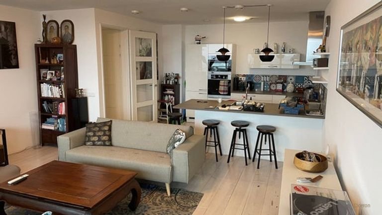 Bright apartment with expansive views - Image 4