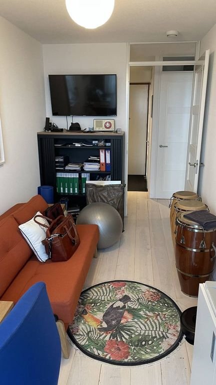 Bright apartment with expansive views - Image 18