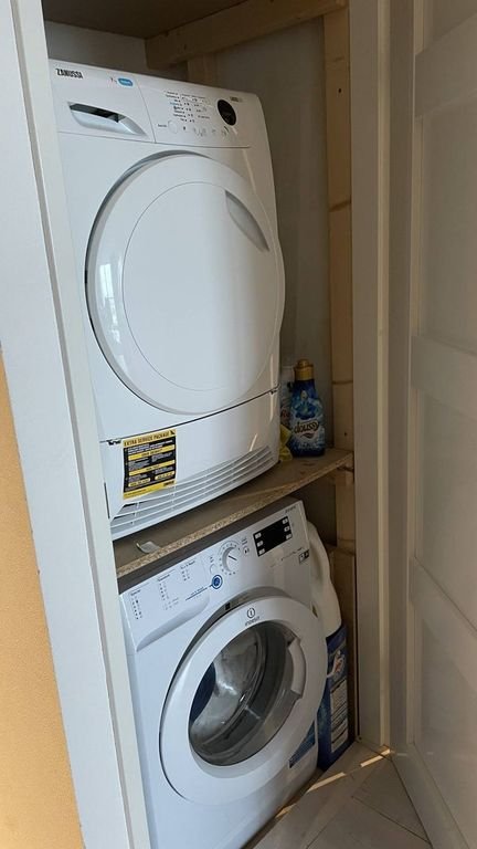 Bright apartment with expansive views - Image 12