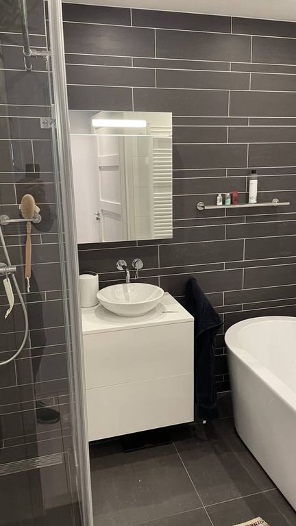 Bright apartment with expansive views - Image 9