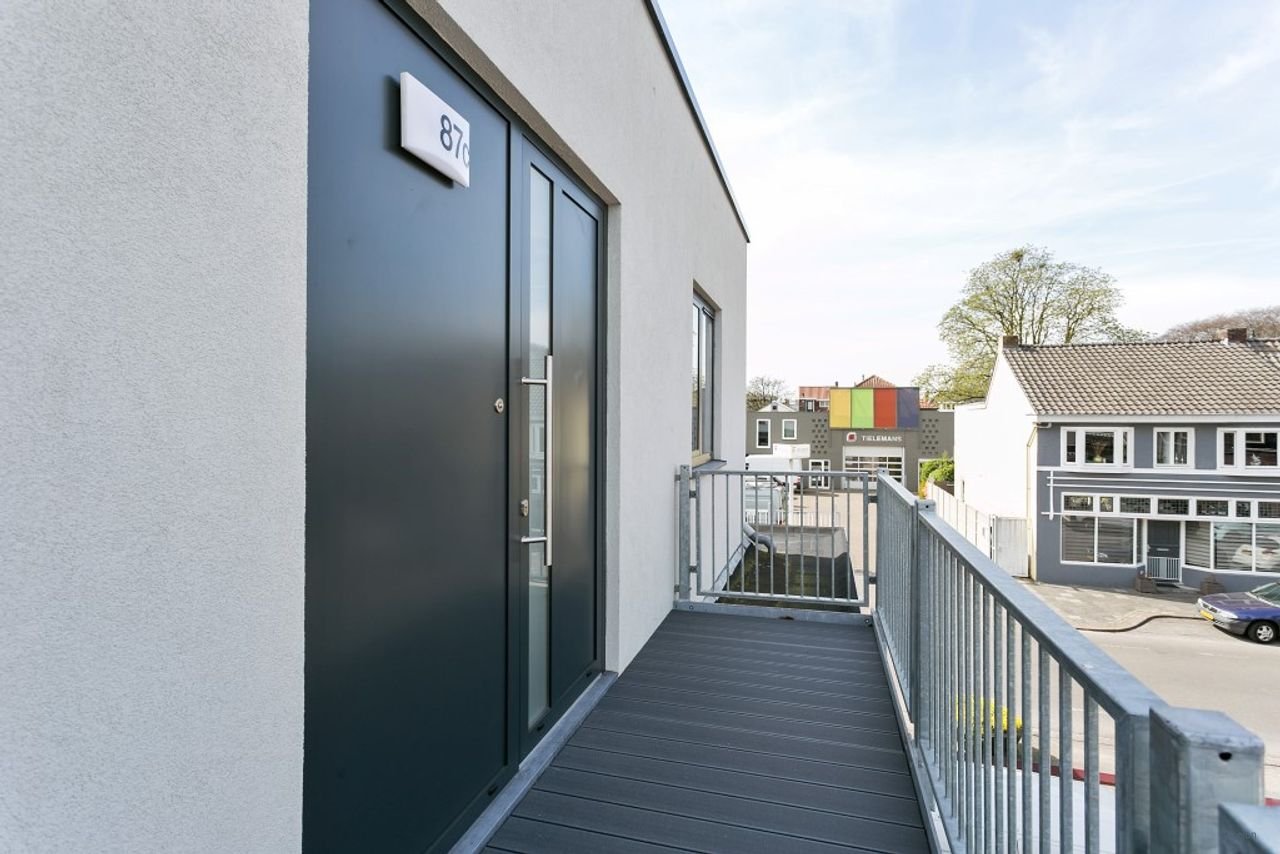 Renovated apartment with roof terrace in Schoot - Image 4