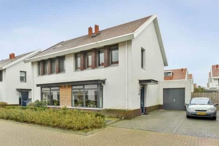 Spacious family home with garage in Rosmalen - Image 1
