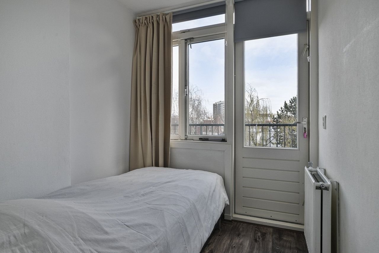 Spacious living in Blijdorp: 119 m² with balcony - Image 17