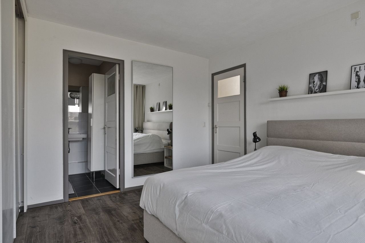 Spacious living in Blijdorp: 119 m² with balcony - Image 13