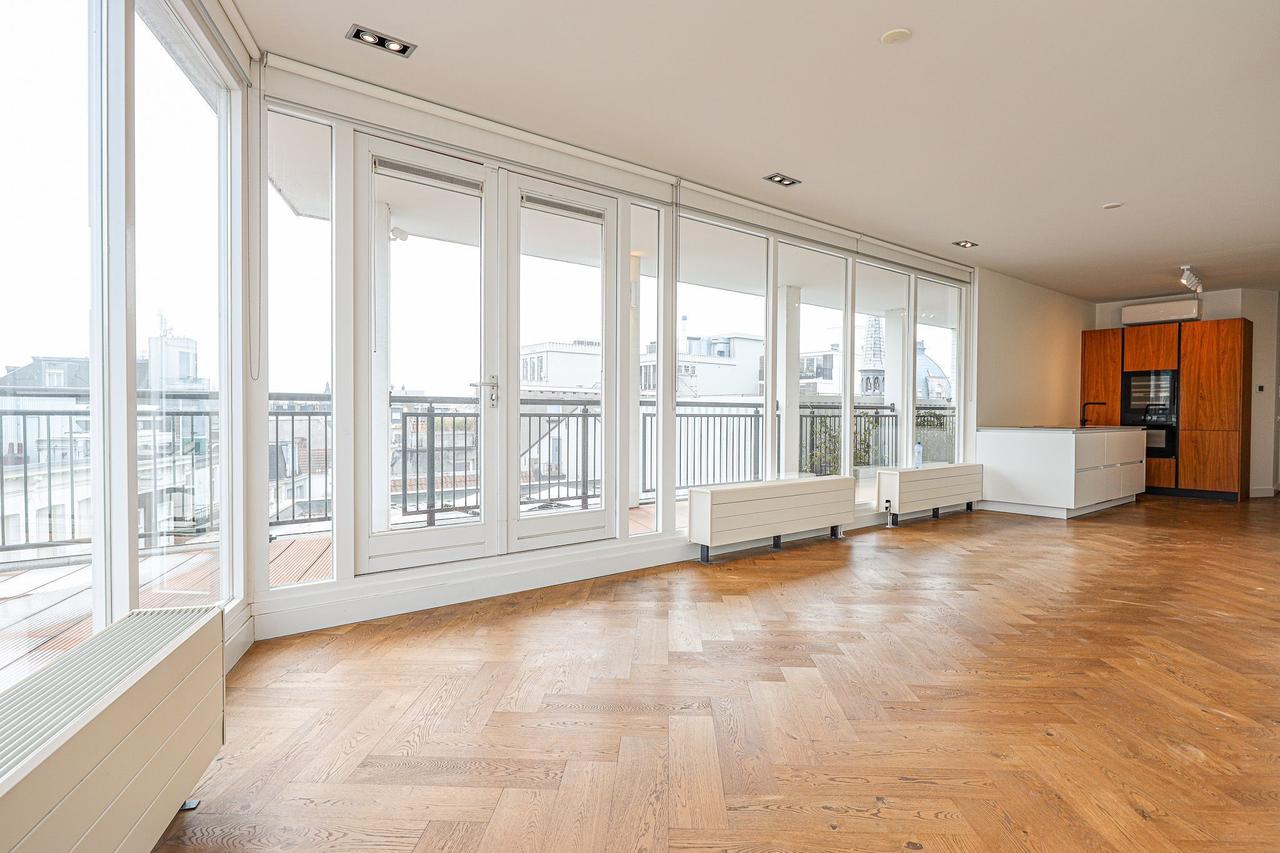 Licht 3-kamer appartement met balkon bij de Dam - Afbeelding 6