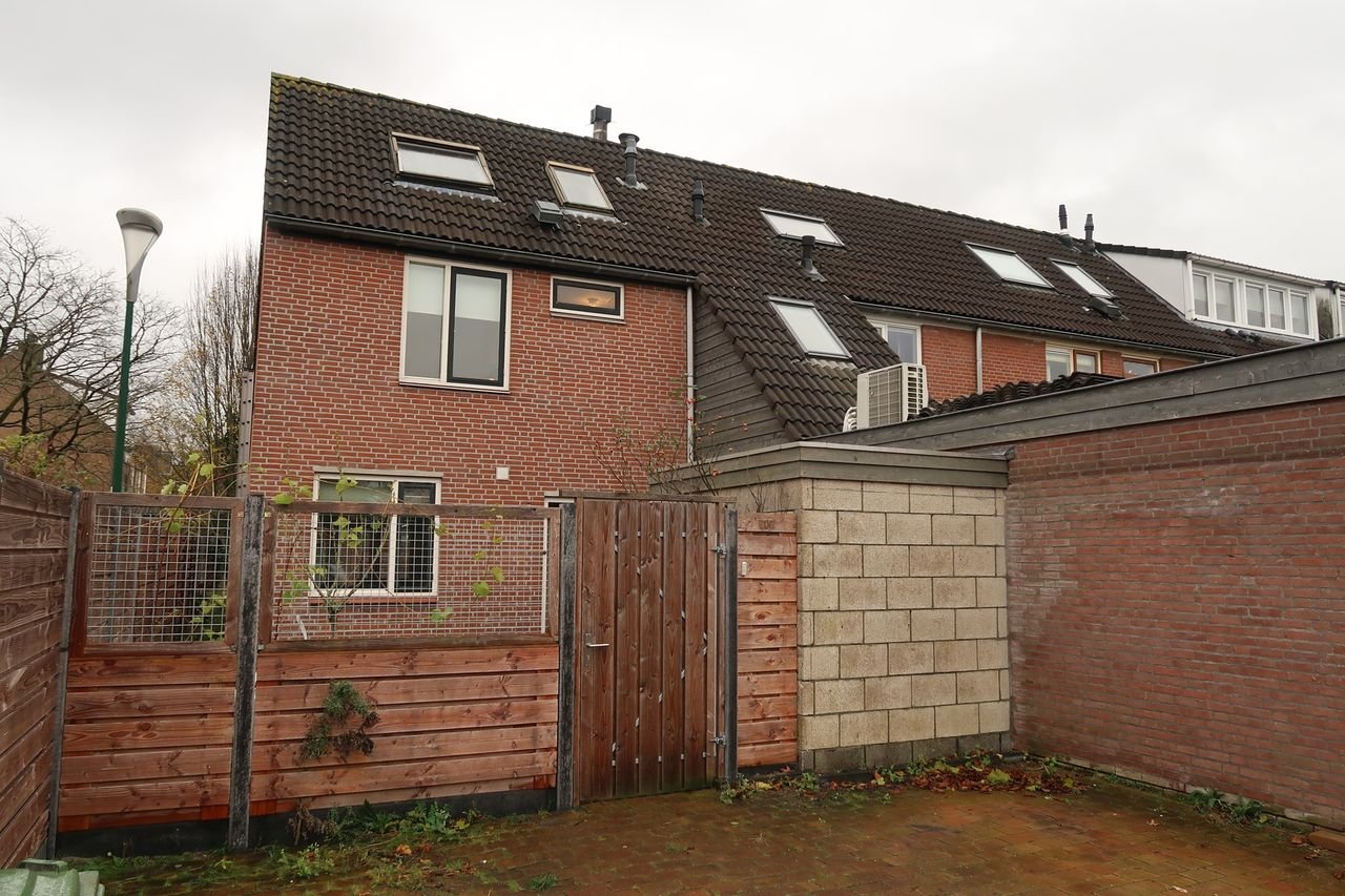 Extended corner house in Maarssen - Image 1