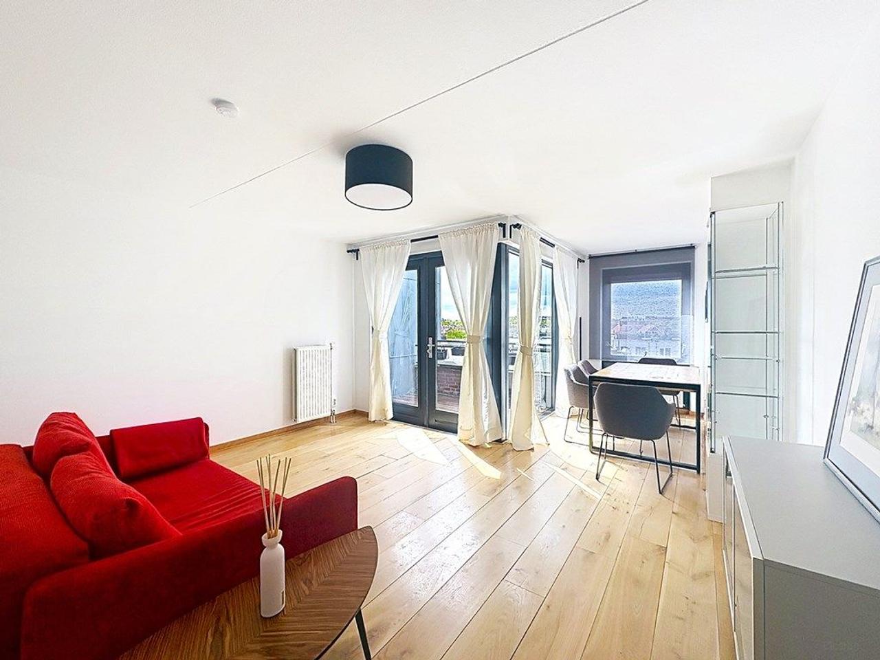 Bright Apartment with City Views - Image 3