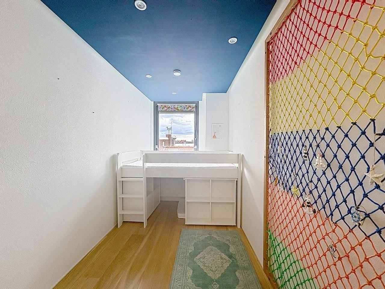 Bright Apartment with City Views - Image 8