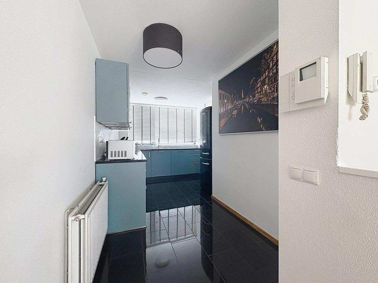 Bright Apartment with City Views - Image 4