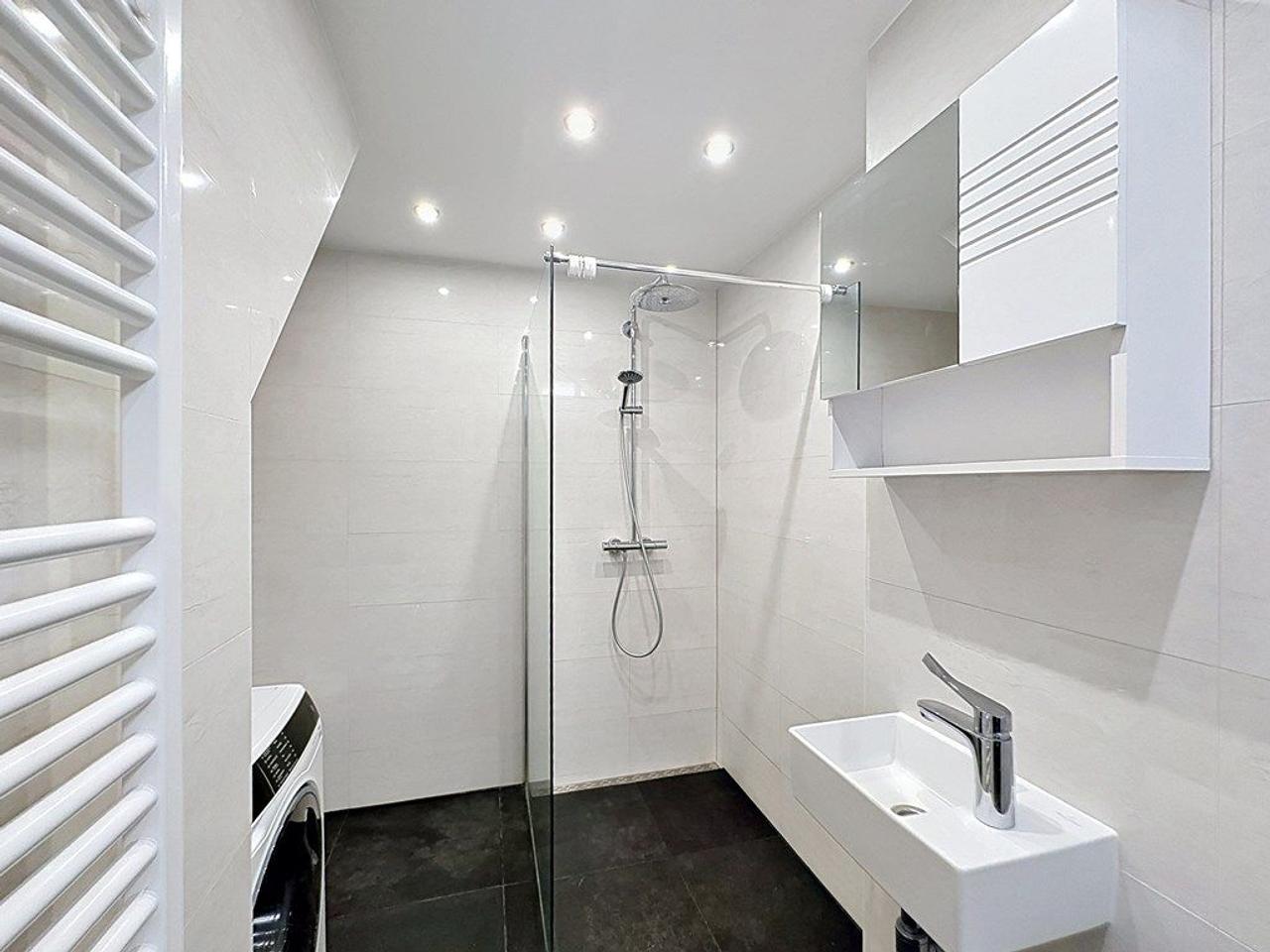 Bright Apartment with City Views - Image 9