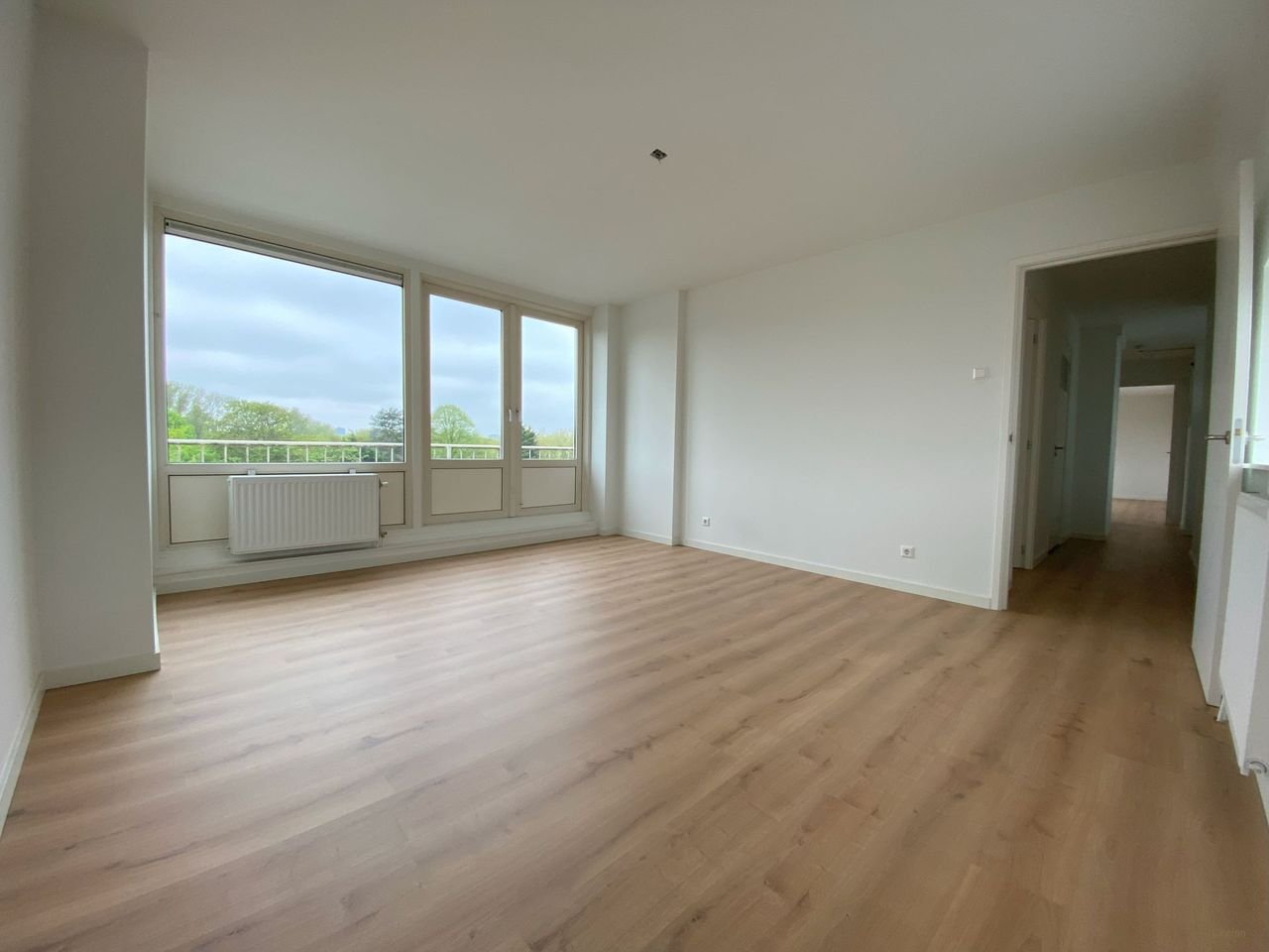 2-bedroom apartment with full-width balcony - Image 12