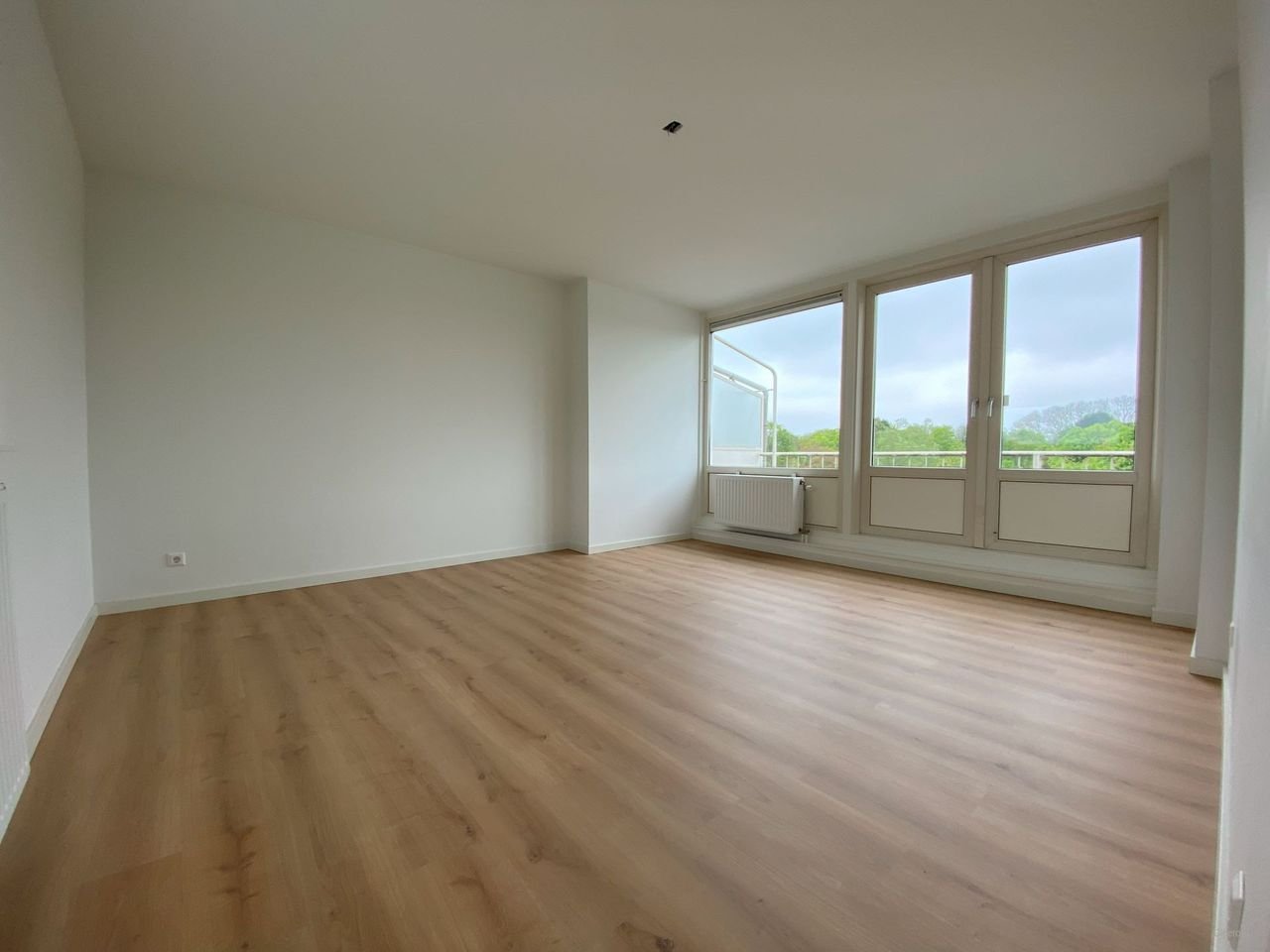 2-bedroom apartment with full-width balcony - Image 11