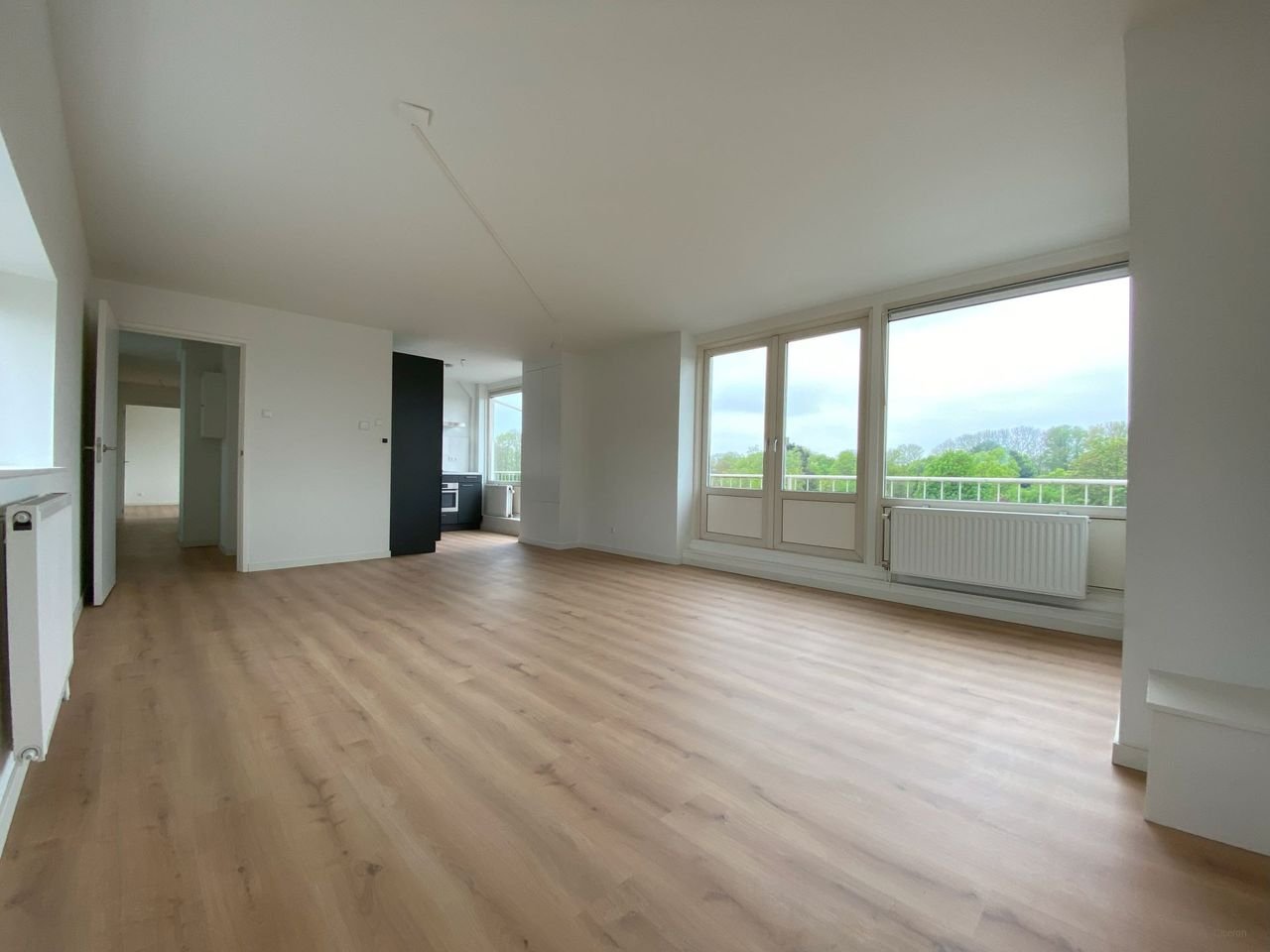 2-bedroom apartment with full-width balcony - Image 2