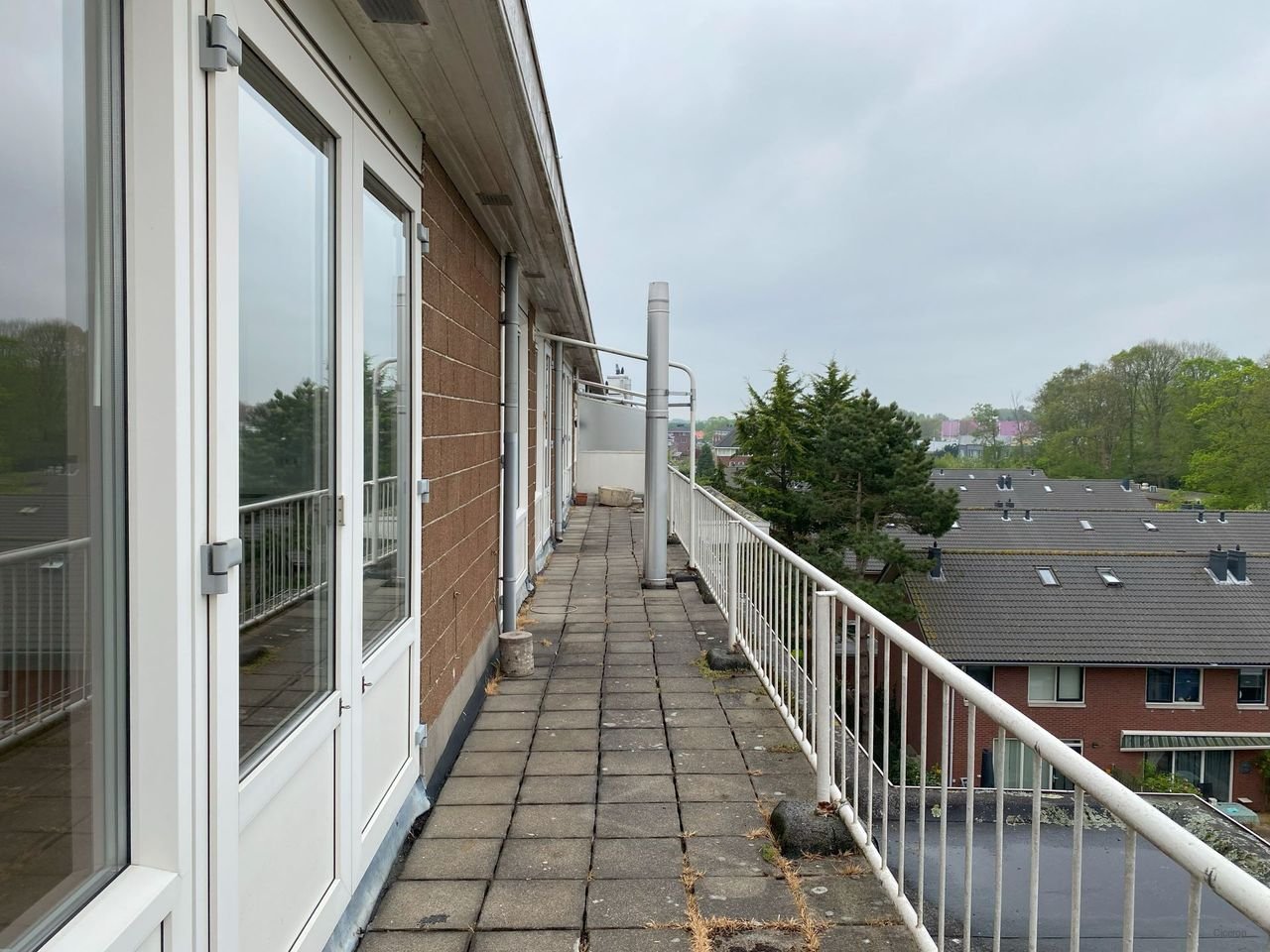 2-bedroom apartment with full-width balcony - Image 18