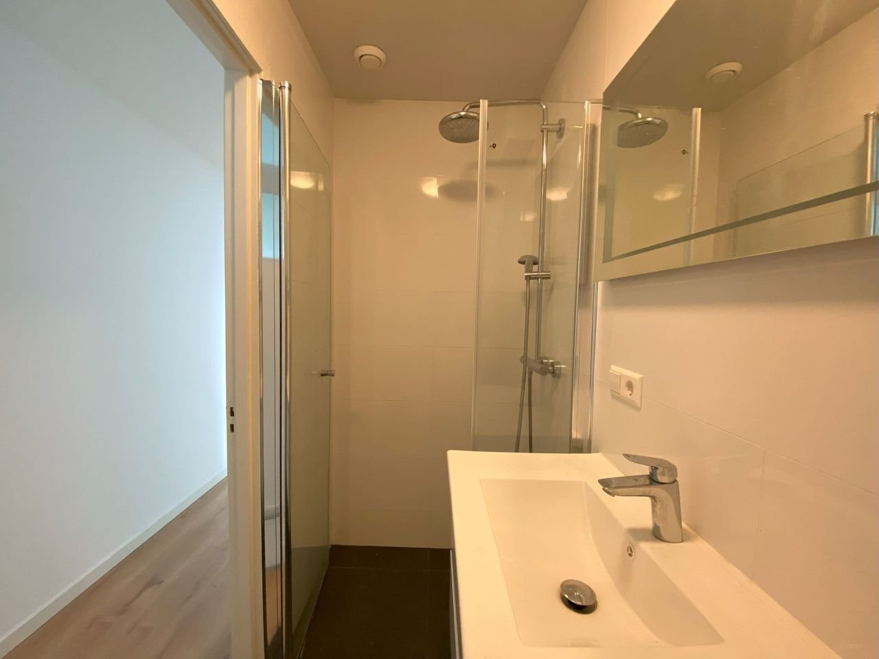 2-bedroom apartment with full-width balcony - Image 10