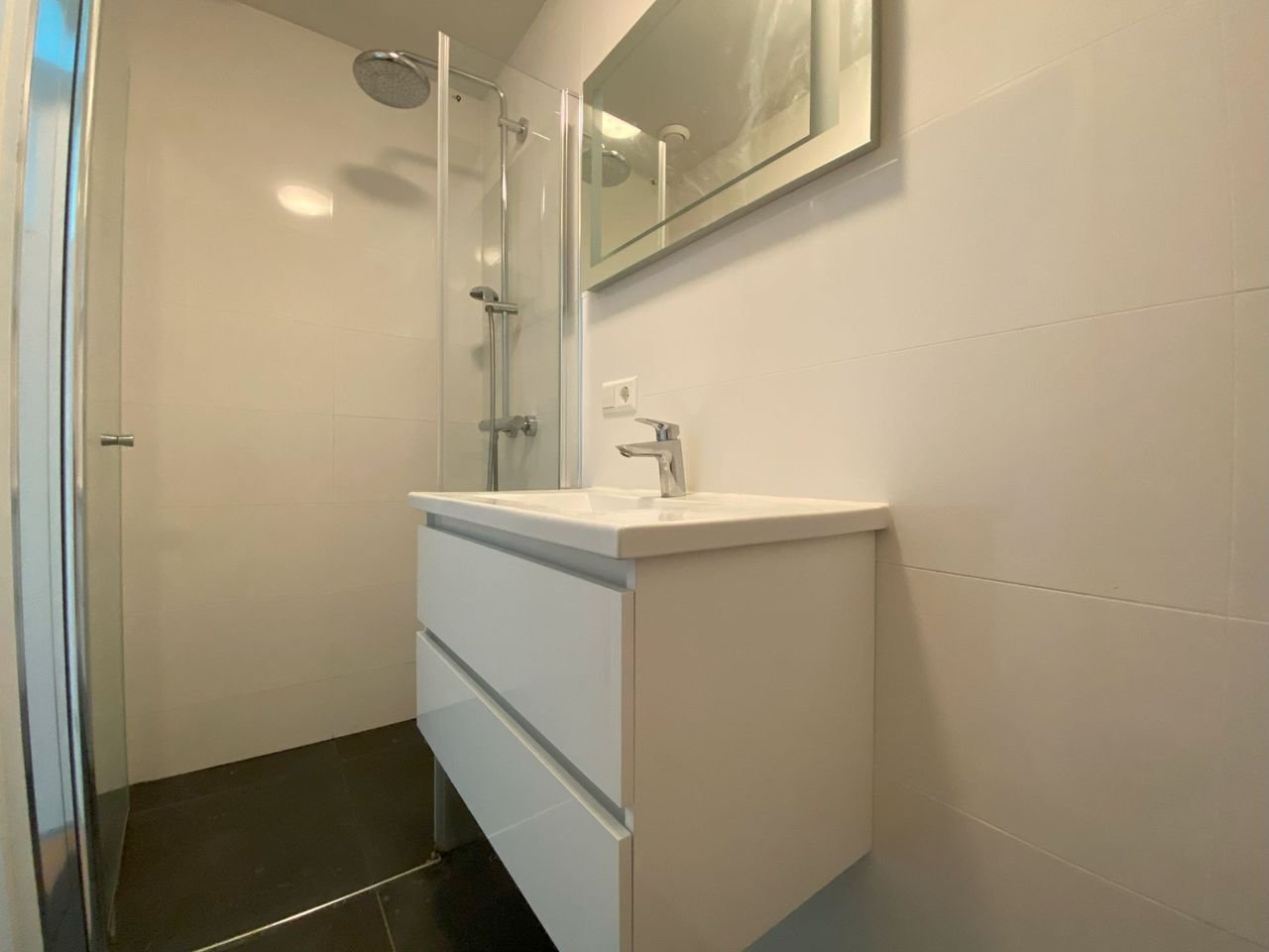 2-bedroom apartment with full-width balcony - Image 7