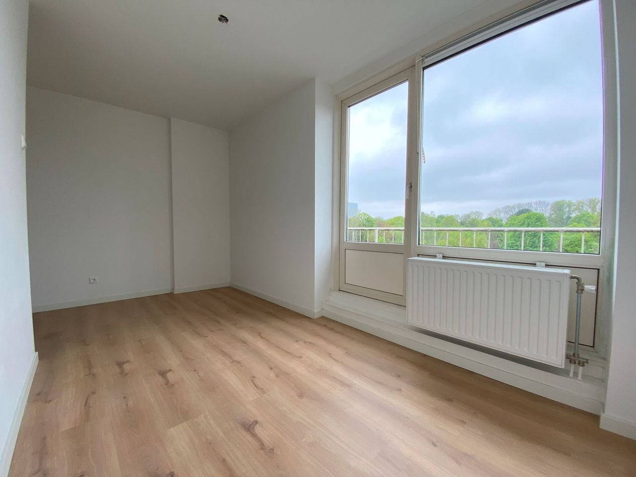 2-bedroom apartment with full-width balcony - Image 16