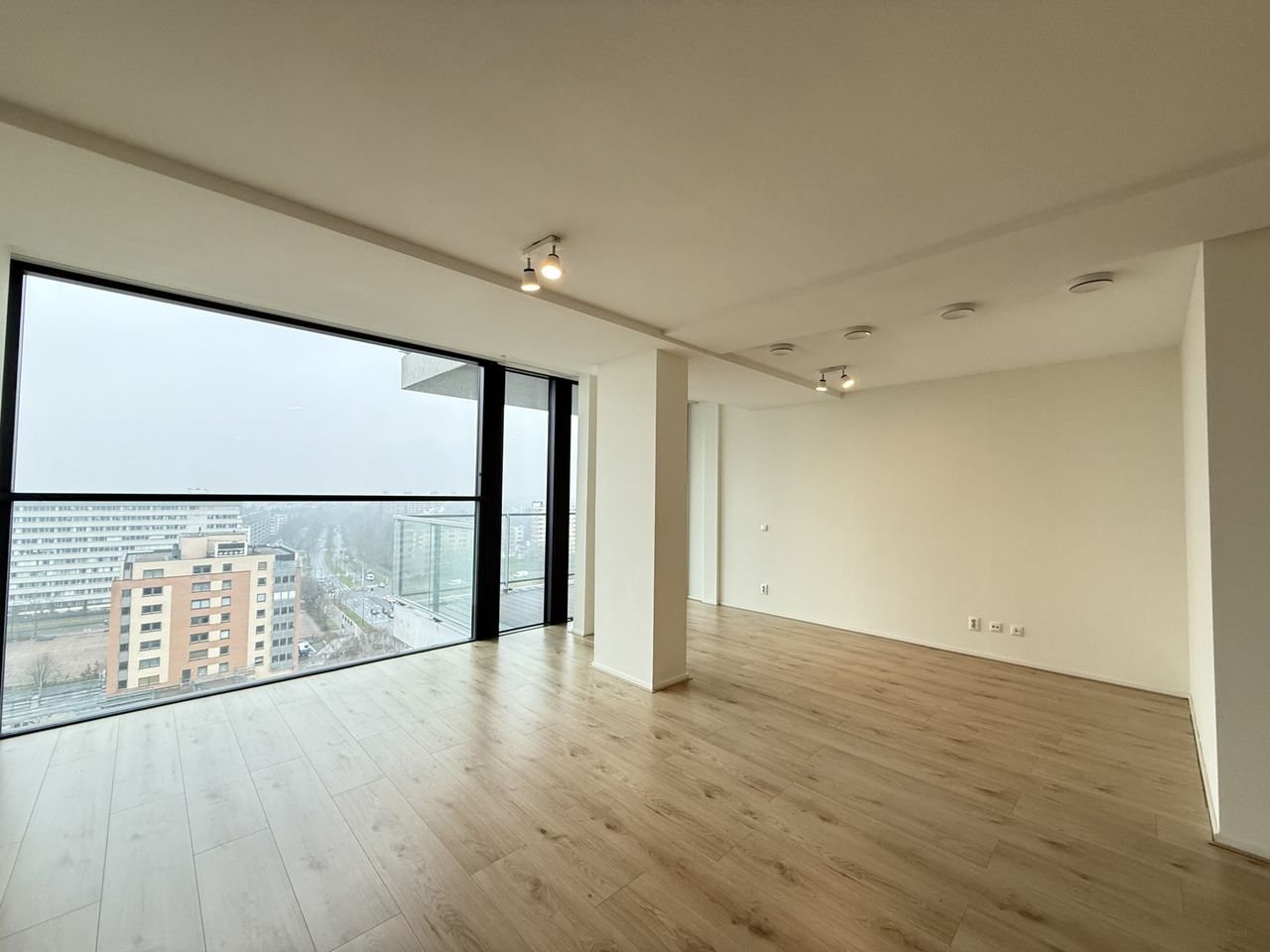 Bright student apartment with balcony - Image 4