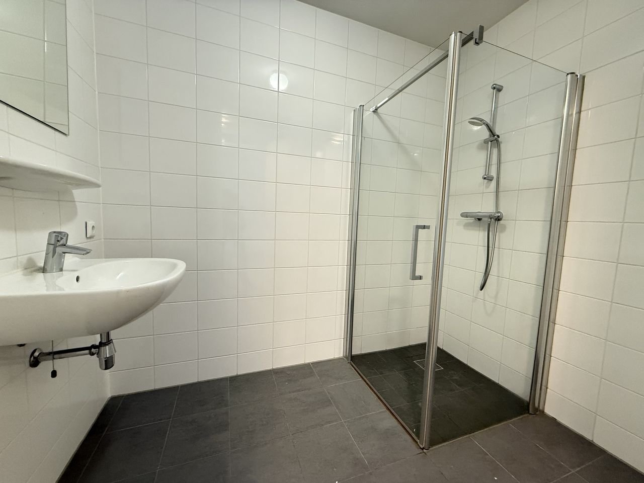 Bright student apartment with balcony - Image 6