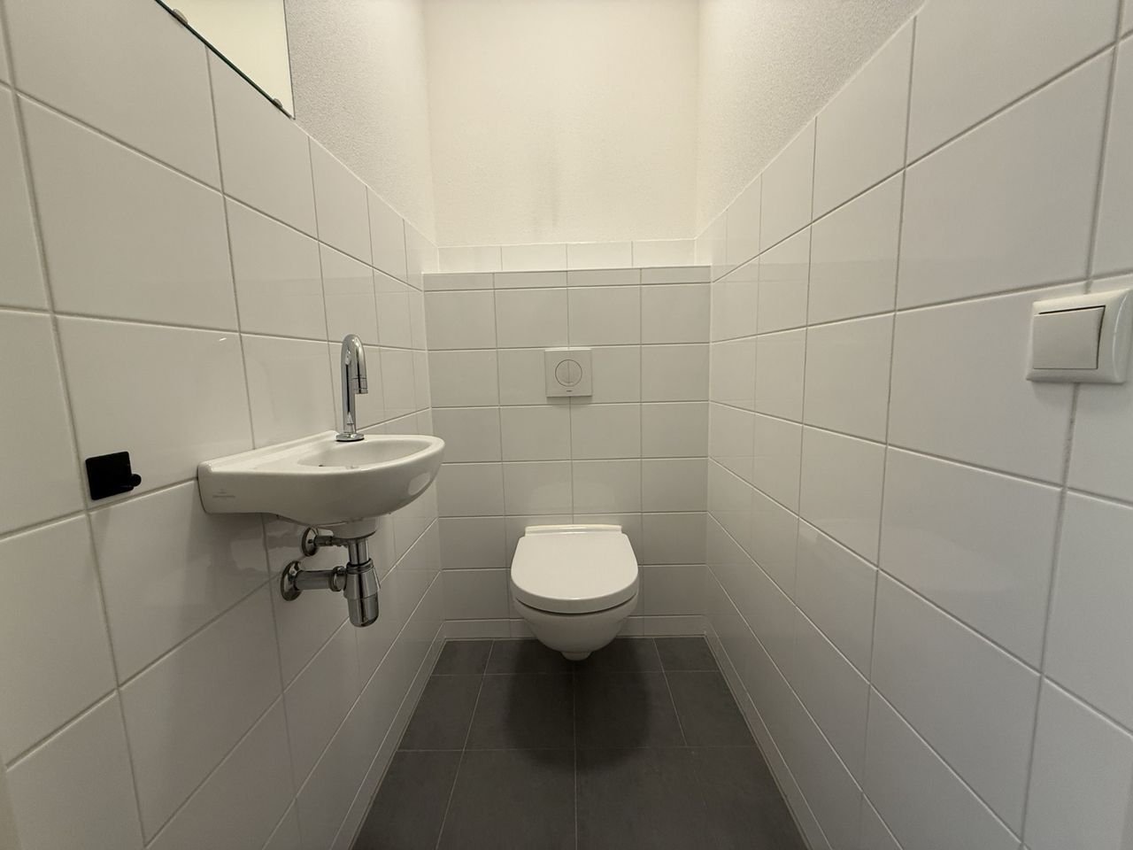 Bright student apartment with balcony - Image 5