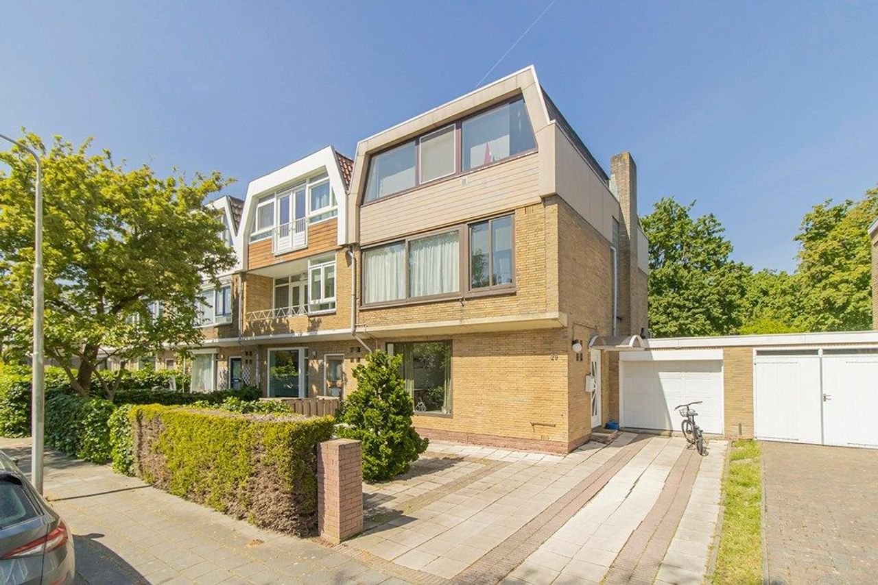 Hoekwoning van 185 m² met tuin en garage in Randwijck - Afbeelding 1