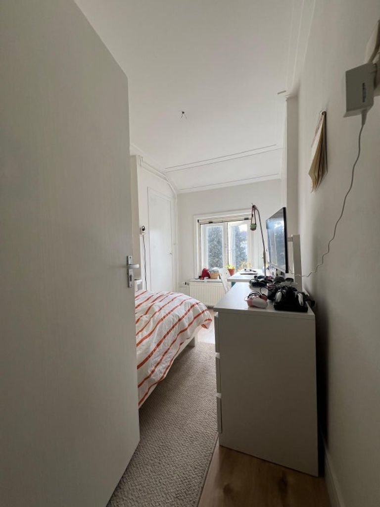 Bright room with balcony in Helpman - Image 2