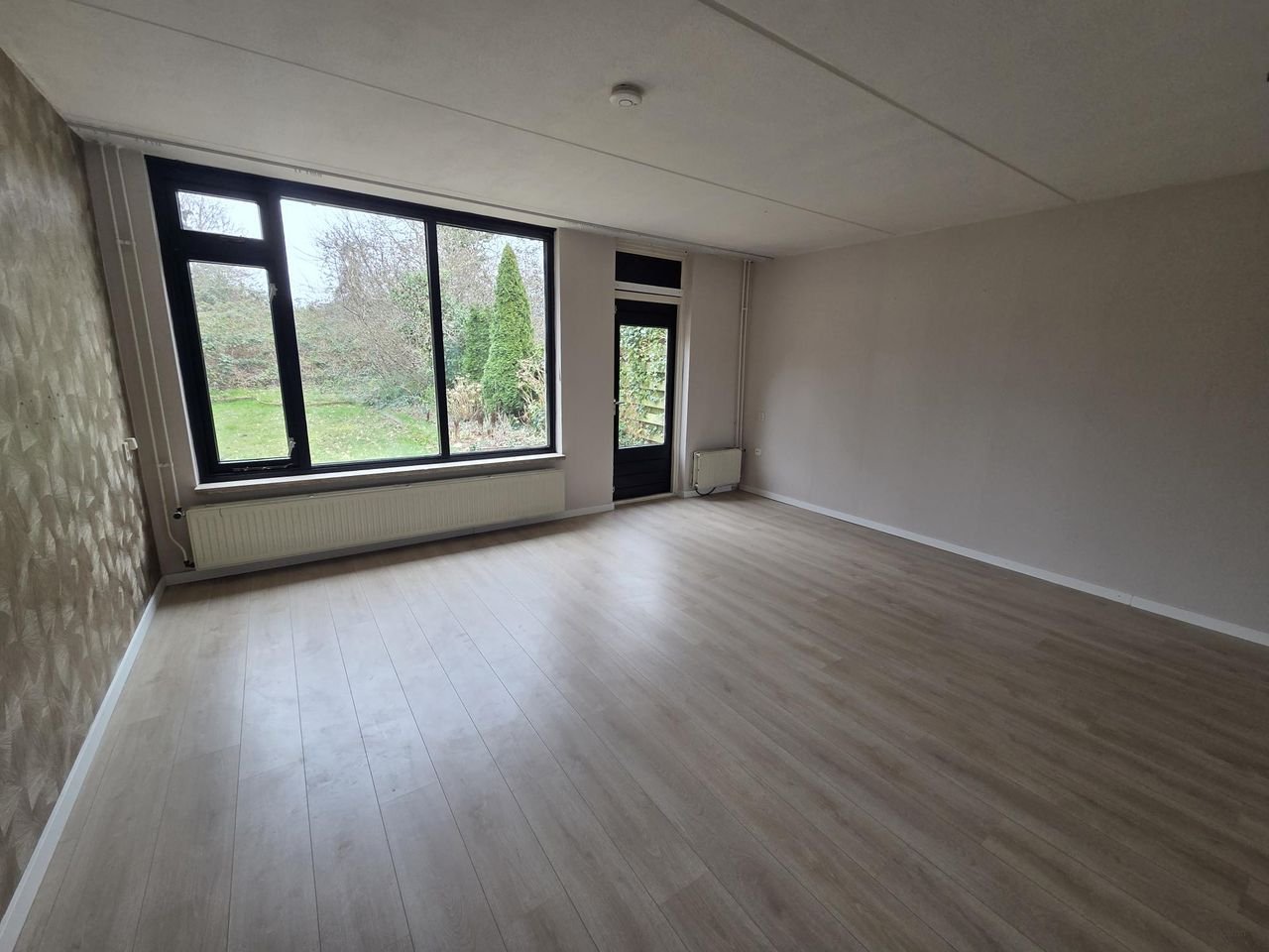 Geschakelde woning van 116 m² met grote tuin - Afbeelding 2