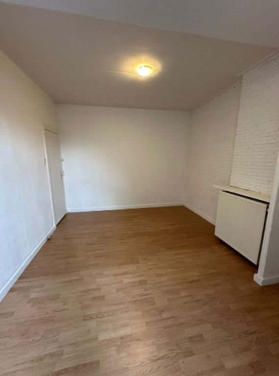 Room with private bathroom and garden - Image 3