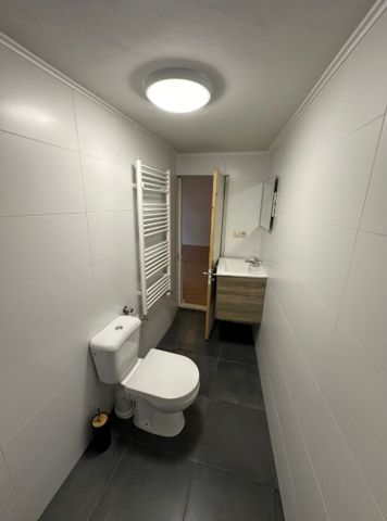 Room with private bathroom and garden - Image 4