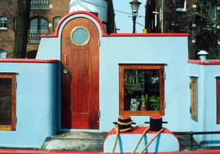 Sunny houseboat on the Realengracht