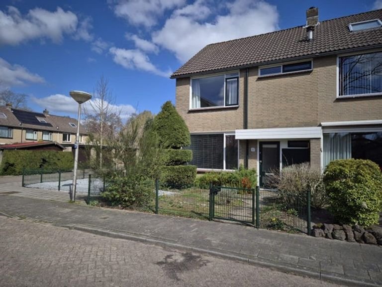 Hoekwoning met garage en grote tuin in Maarn - Afbeelding 1