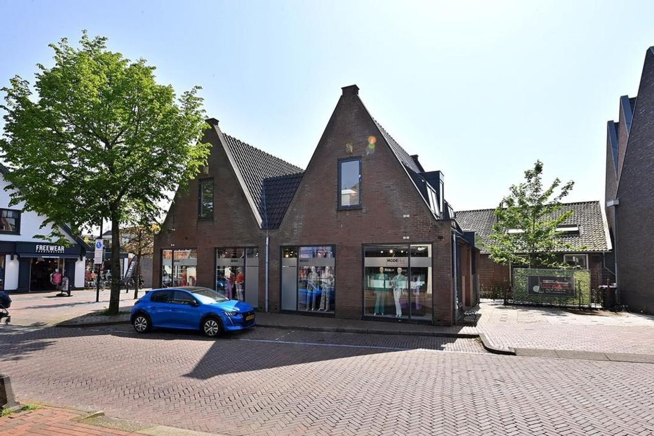 Upper-floor apartment (107m2) in the center of Huizen - Image 1