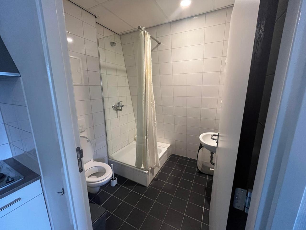 Furnished Studio Directly Opposite the Station - Image 2
