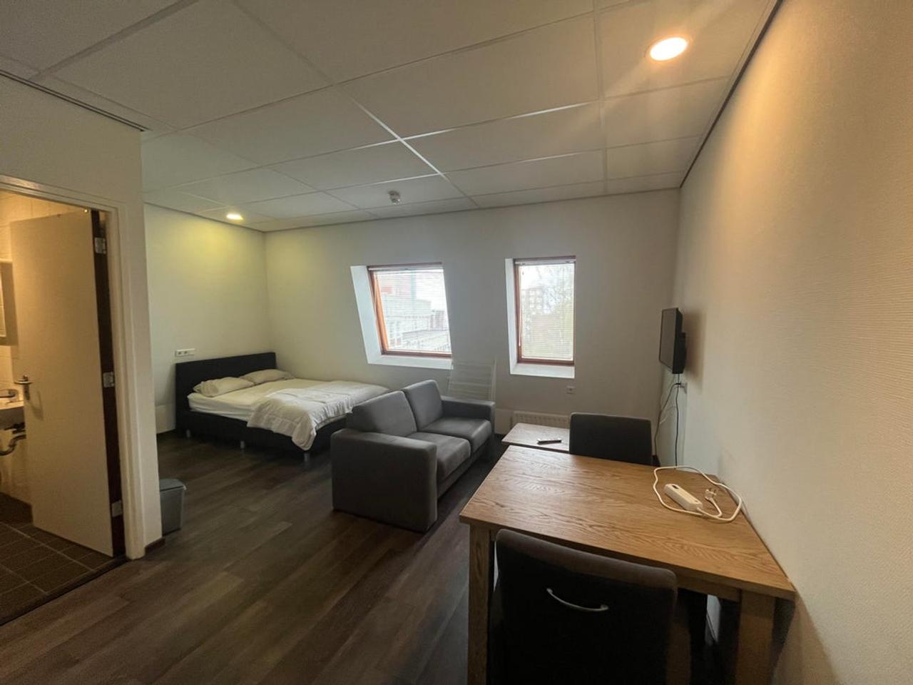 Furnished Studio Directly Opposite the Station - Image 3