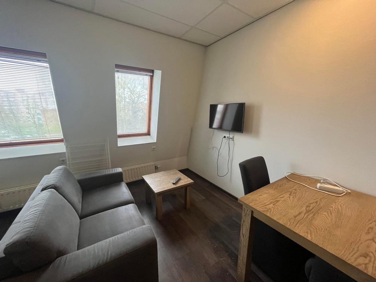 Furnished Studio Directly Opposite the Station - Image 4